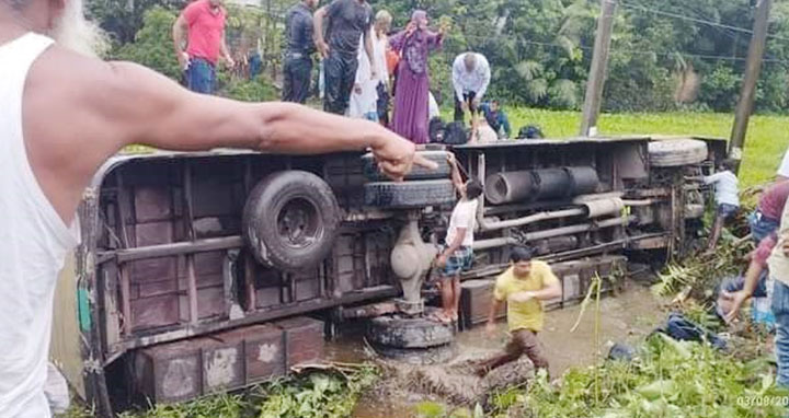 নিয়ন্ত্রণ হারিয়ে যাত্রীবাহী বাস খালে, নিহত ১