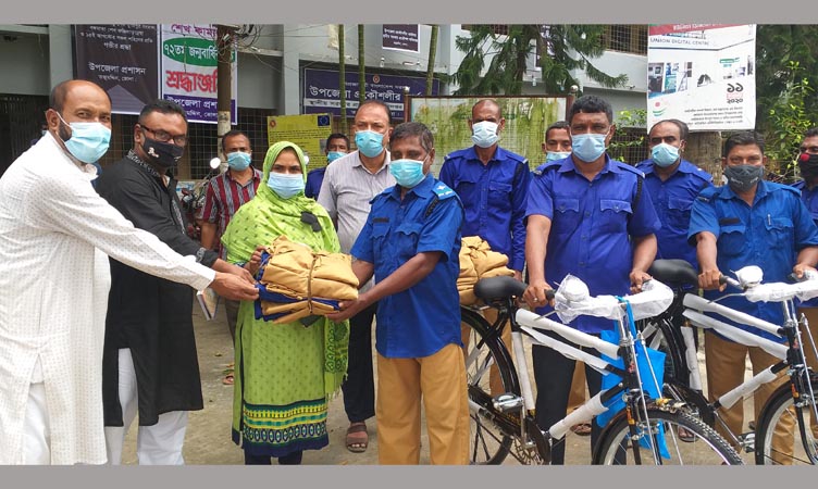 তজুমদ্দিনে গ্রাম পুলিশের মাঝে সাইকেল বিতরণ