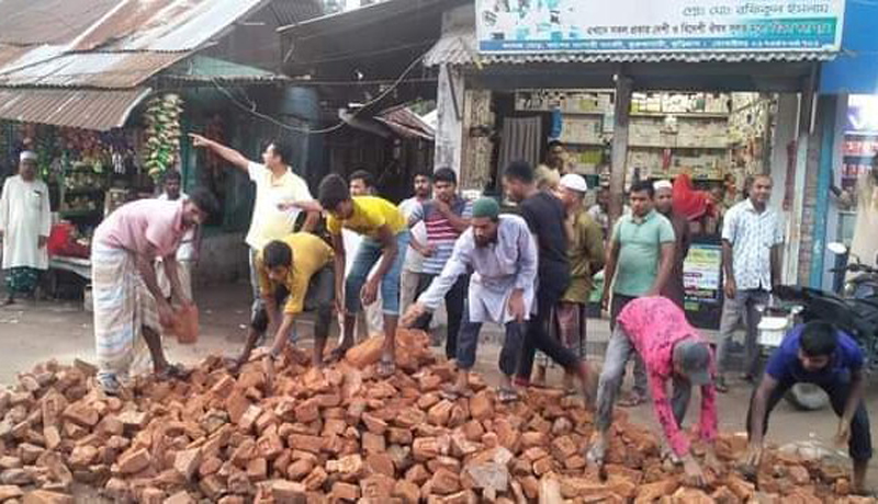 ভূরুঙ্গামারীতে স্বেচ্ছাসেবী যুবকের উদ্যোগে সড়কের খানাখন্দ ভরাট