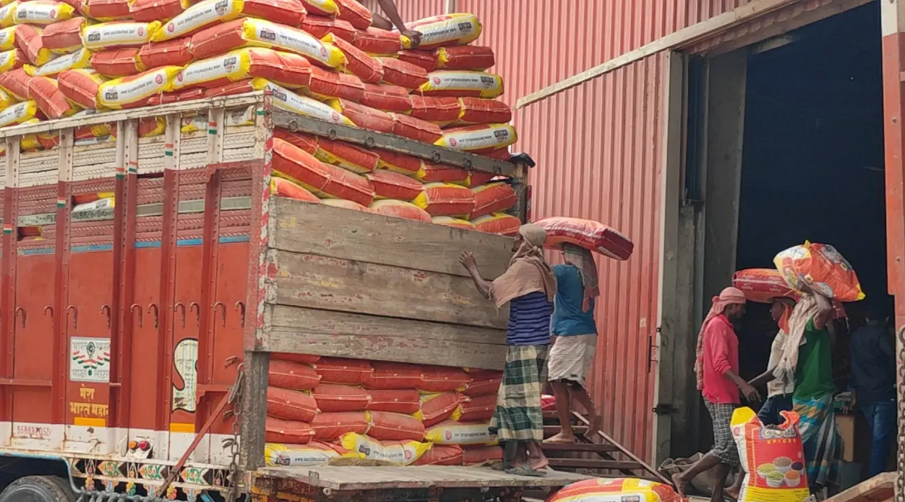 হিলি বন্দরে ৯ দিন পরে নতুন শুল্কায়নে জিরা খালাস শুরু করছে ব্যবসায়ীরা