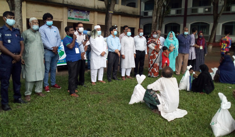 ধামইরহাটে ২৫০ অসহায় পেল বসুন্ধরা গ্রুপের খাদ্য সহায়তা