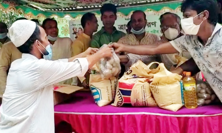 বেতাগীতে হতদরিদ্রদের খাদ্য সামগ্রী বিতরণ করলেন ছাত্রলীগ নেতা