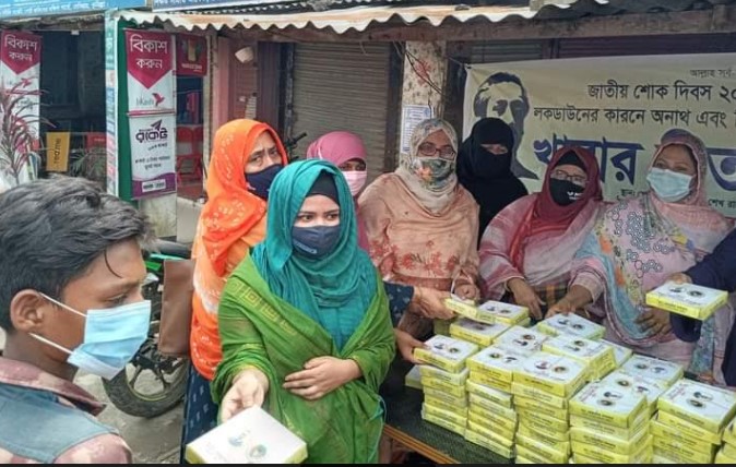 বিপদগ্রস্থ ৪০০ মানুষের মাঝে প্রতিদিন খাবার বিতরণ
