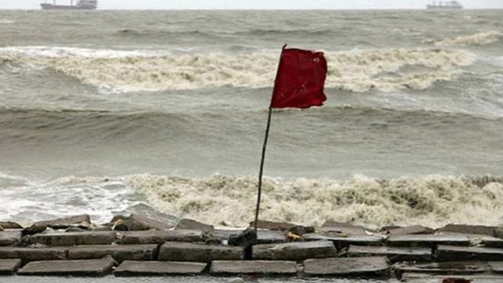 সমুদ্রবন্দরে ৩ নম্বর সতর্কতা সংকেত