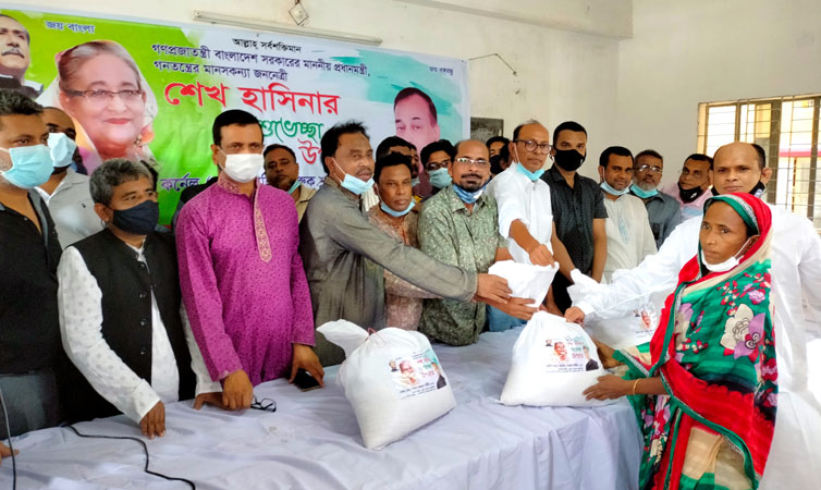 বরিশালে কর্মহীনদের মাঝে প্রধানমন্ত্রীর শুভেচ্ছা উপহার বিতরণ