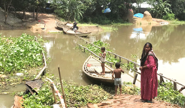 আত্রাইয়ে পানিতে ডুবলো বিকল্প রাস্তা, নৌকা-ই একমাত্র ভরসা স্থানীয়দের