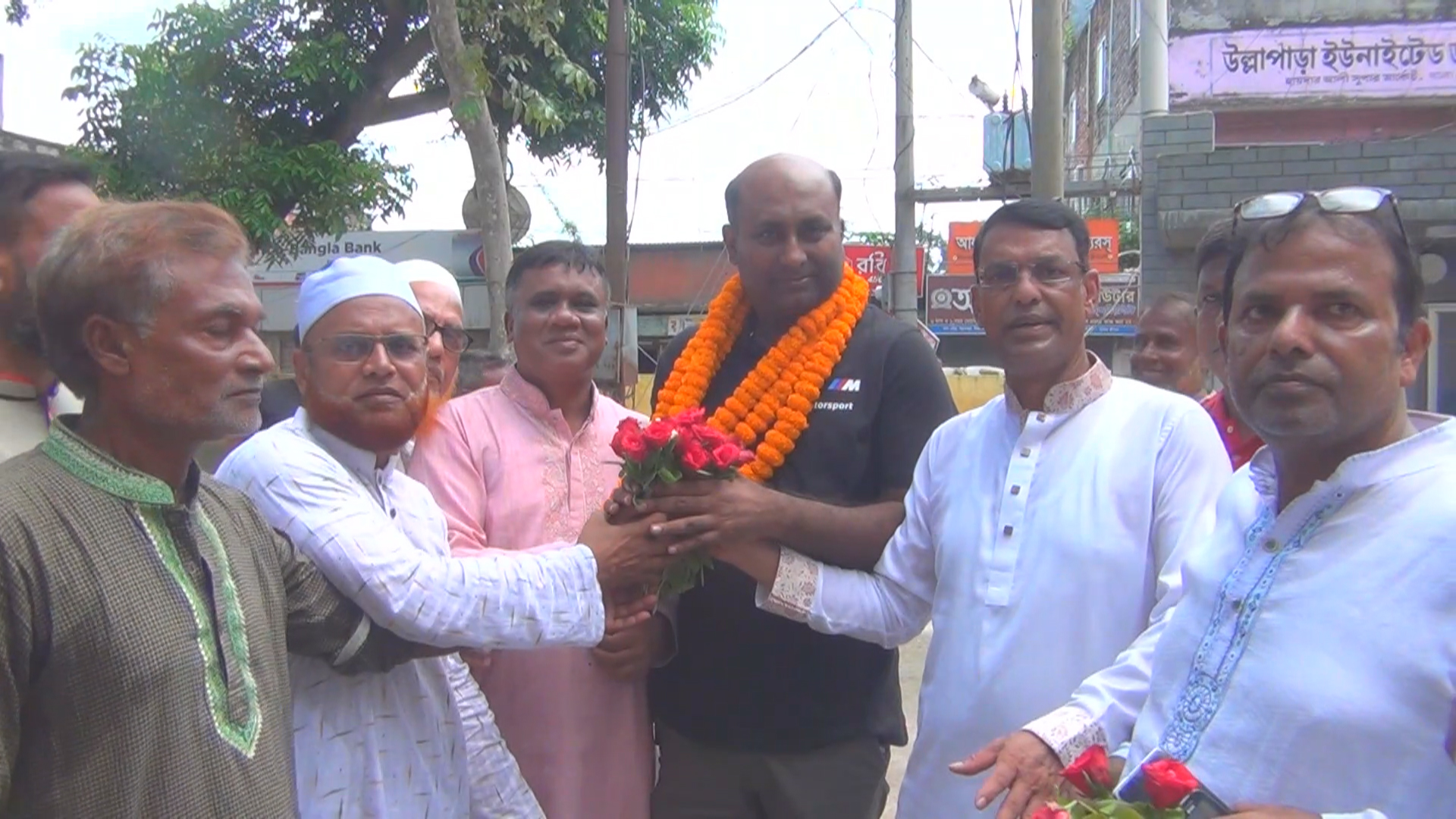 উল্লাপাড়া মডেল থানা পুলিশের কর্মস্থলে ফুলেল শুভেচ্ছা