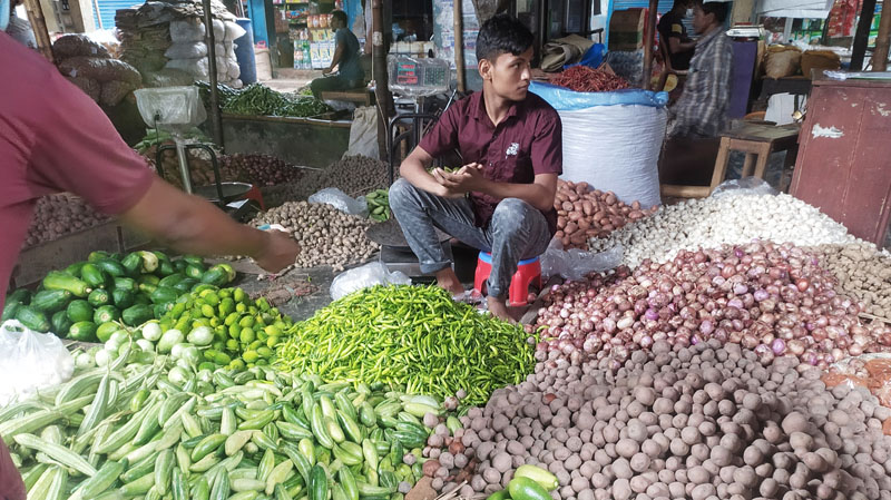 হিলিতে কমেছে কাঁচা মরিচের দাম