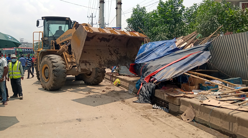 কালিয়াকৈর মহাসড়কের পাশে অবৈধ বাজার উচ্ছেদ