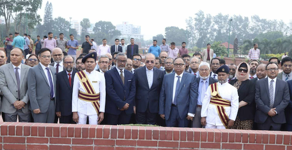 জাতীয় স্মৃতিসৌধে প্রধান বিচারপতি শ্রদ্ধা নিবেদন করেছেন