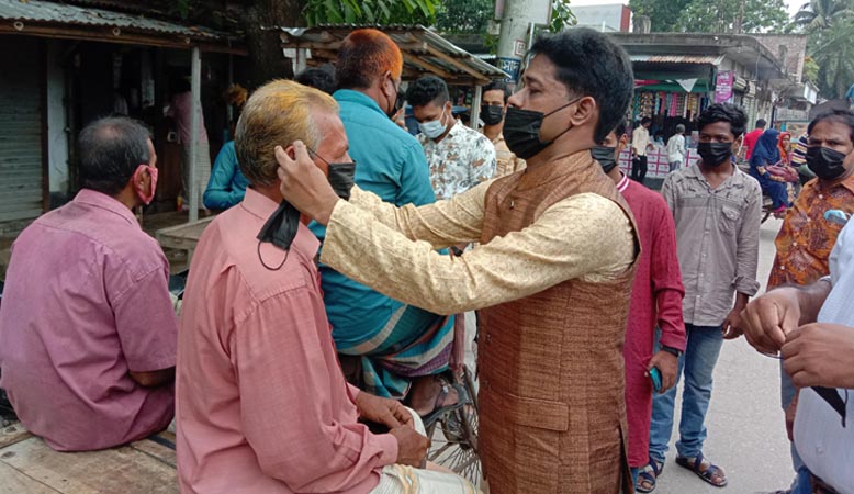 লালপুরে সাবেক ছাত্রলীগ নেতার বিনামূল্যে মাস্ক বিতরণ