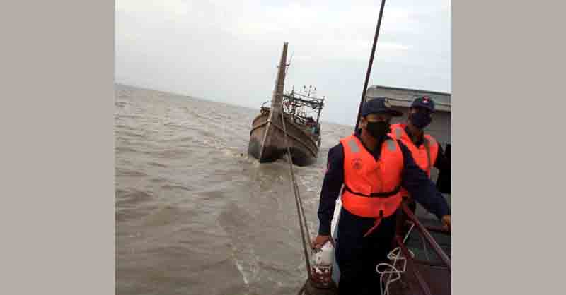 বঙ্গোপসাগর থেকে ১৫ জেলেকে জীবিত উদ্ধার