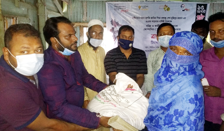কলাপাড়ায় ৩৫০ জন অসহায় দু:স্থদের মাঝে খাদ্য সামগ্রী বিতরণ