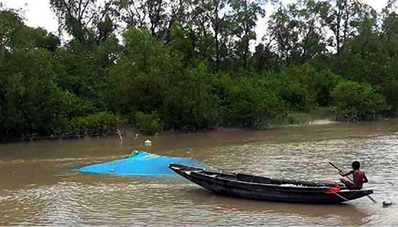 শিক্ষার আলো বঞ্চিত জেলে পল্লির শিশুরা