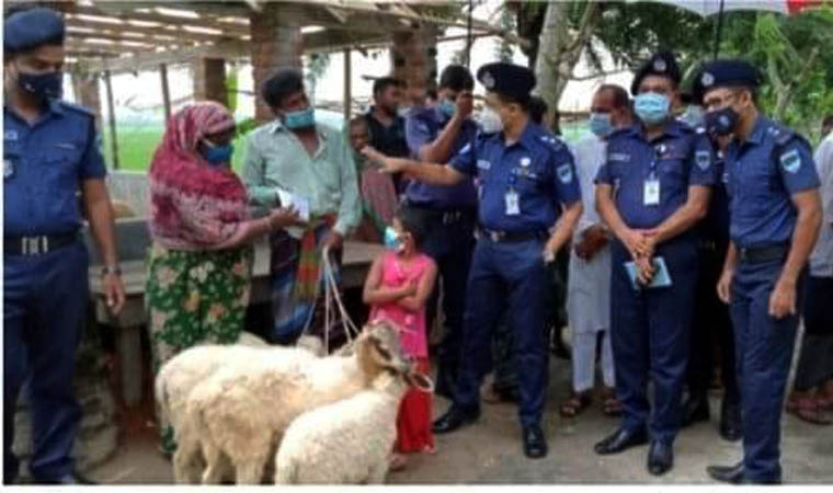 কালীগঞ্জের  ভেড়া খামারির পাশে আইজিপি