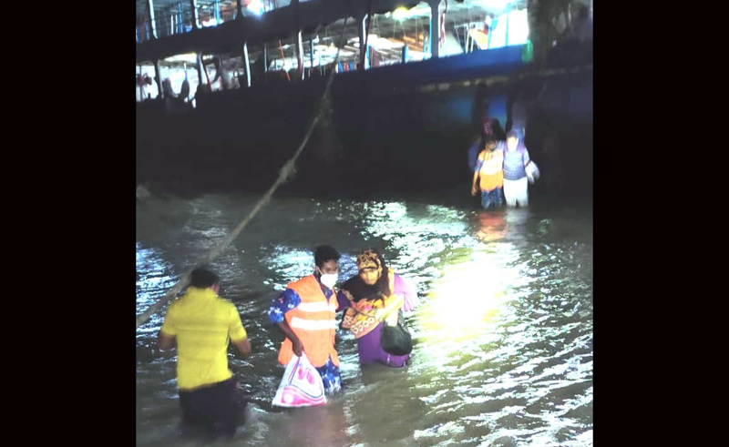 ঝড়ের কবলে পড়া লঞ্চযাত্রী উদ্ধার করল কোস্টগার্ড