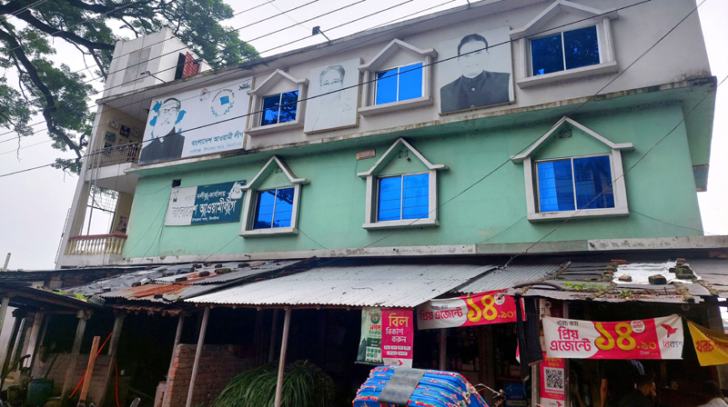 সরকারি স্কুলের জায়গায় মার্কেট ভাড়া, টাকা যায় এমপির একাউন্টে!