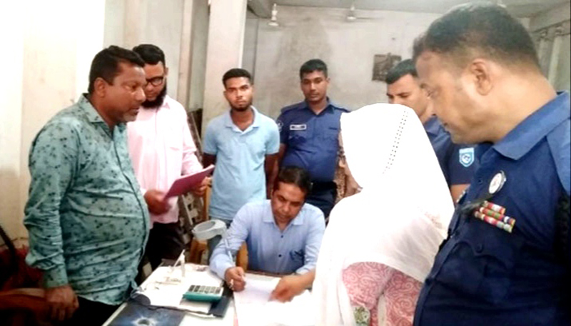 হিলি বন্দরে পেঁয়াজের আড়তে ভোক্তা অধিকারের অভিযান