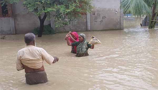 মৌলভীবাজারে আতঙ্কে রাত কাটাচ্ছেন বন্যাকবলিত মানুষ