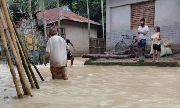 মৌলভীবাজারে পানিবন্দি দুই লক্ষাধিক মানুষ, নৌকা ও শুকনো খাবারের সংকট