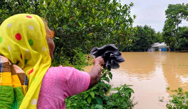 বিপদ সীমার উপরে গোমতীর পানি: ঘর ছেড়েছে পানিবন্দিরা