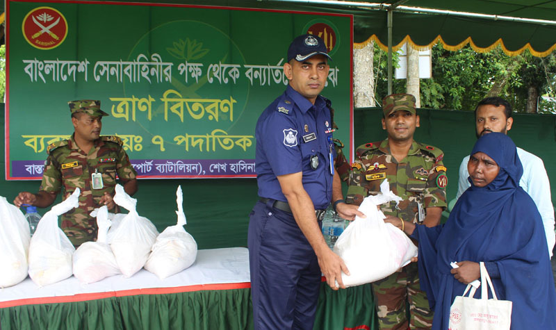 পিরোজপুরে বন্যার্তদের মাঝে সেনাবাহিনীর ত্রাণ বিতরণ