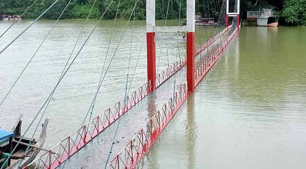 পানি নিচে রাঙামাটির ঝুলন্ত সেতু