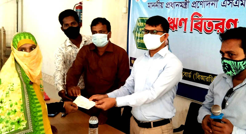 লালমোহনে প্রধানমন্ত্রীর প্রণোদনার ‘এসএমই’ ঋণ বিতরণ