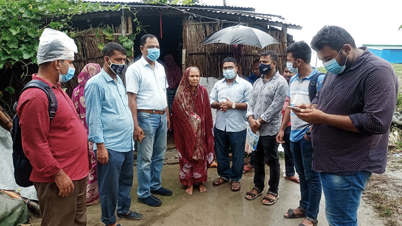 পদ্মায় নিখোঁজ শ্রমিকের পরিবারের পাশে রাজবাড়ী হেল্পলাইন