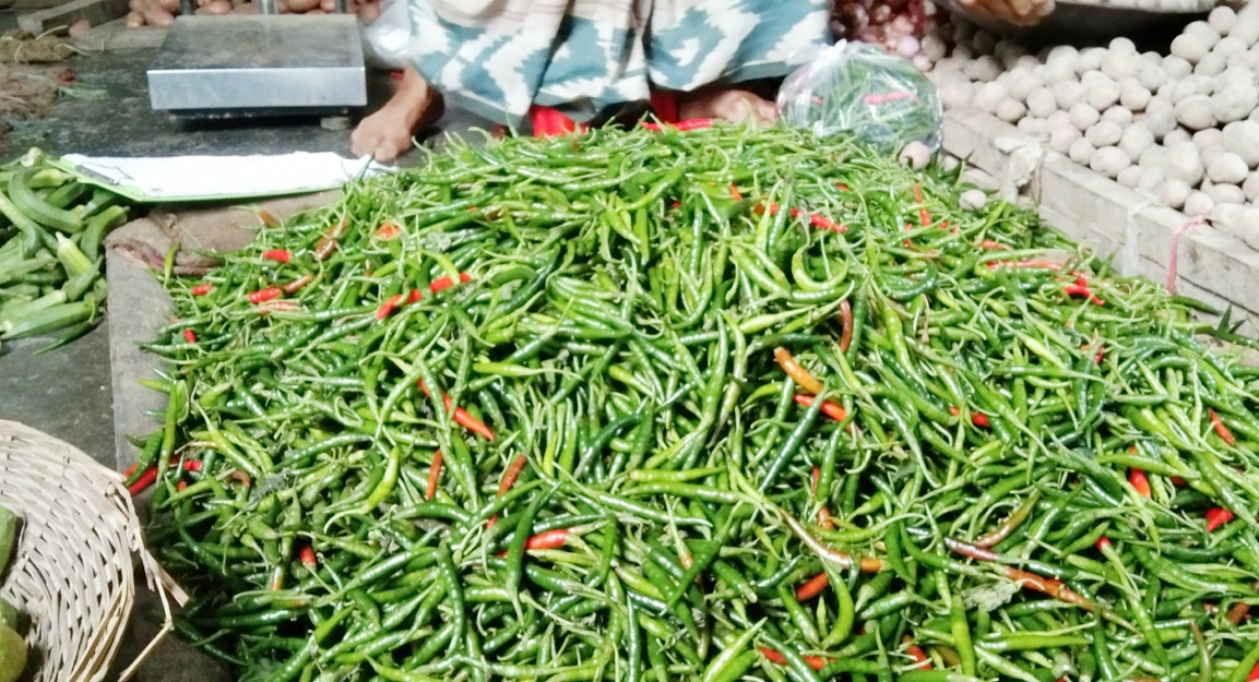 হিলিতে কাঁচামরিচের দাম কমেছে কেজিতে ৩০ টাকা