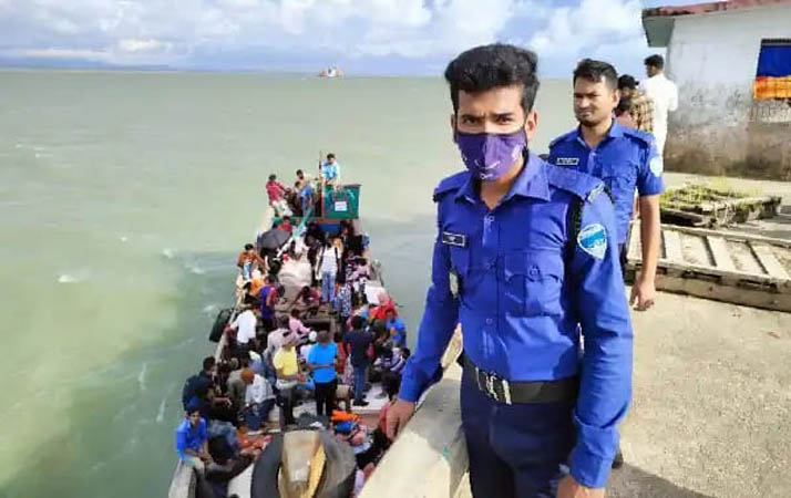 সেন্টমার্টিনগামী সার্ভিস বোট বিকল, দুই ঘন্টা পর উদ্ধার