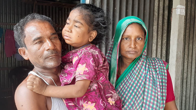 ২২ বছর হলেও থাকতে হয় কোলে, অর্থের অভাবে হচ্ছেনা চিকিৎসা