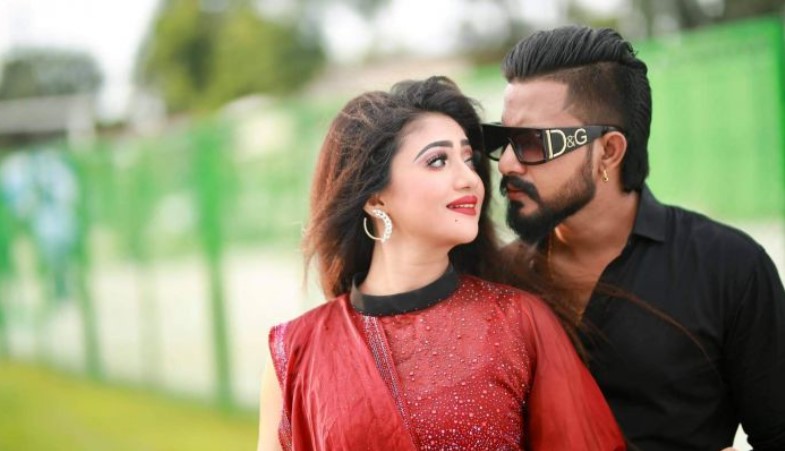 বিয়ের পর হজে যাচ্ছেন আঁচল; কিন্তু ছাড়ছে না সিনেমা