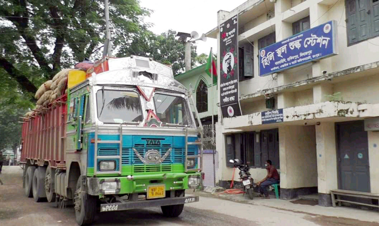 একদিন বন্ধের পর হিলি স্থলবন্দরে আমদানি-রফতানি শুরু