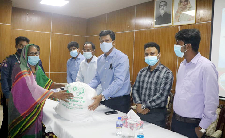 ৩৩৩ এ ফোন করে বরিশালে খাদ্য সহায়তা পেলেন ৫শ’ ব্যাক্তি