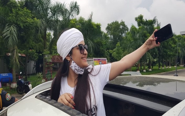 ​ কিশোরগঞ্জ থেকে এসেও এক ভক্ত পাননি পরীমণির দেখা