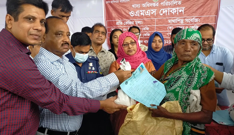 নেত্রকোনায় খোলা বাজারে ওএমএস কার্যক্রমের শুভ উদ্বোধন