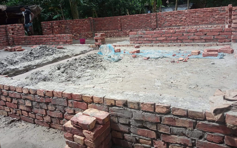 কালকিনিতে আদালতের নিষেধাজ্ঞা অমান্য করে ঘর নির্মাণের অভিযোগ