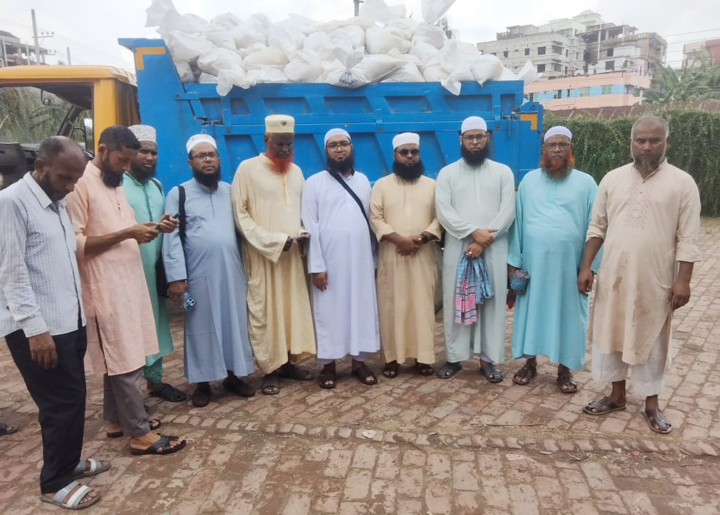 বন্যার্তদের পাশে নওগাঁ জেলা ইমাম-মুয়াজ্জিন কল্যান সমিতি