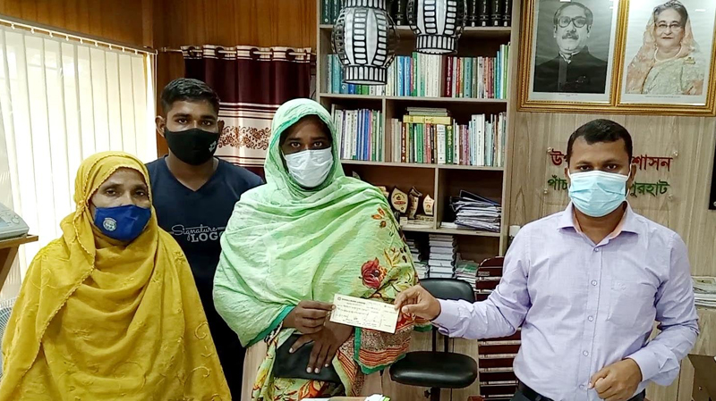 পাঁচবিবিতে বজ্রপাতে নিহত পরিবারকে চেক প্রদান