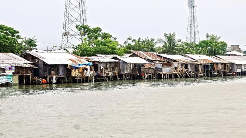 কীর্তনখোলা নদী তীরে প্রায় সাড়ে চার হাজার অবৈধ স্থাপনা নির্মাণ