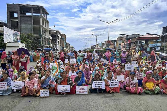 মণিপুরে  রক্ষায় কারফিউ, মোবাইল ইন্টারনেট বন্ধ