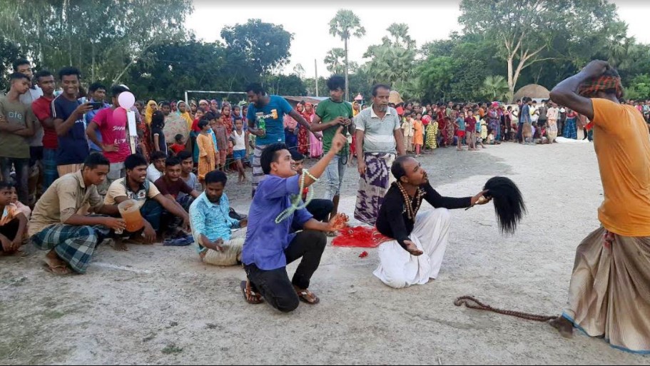 নওগাঁয় তন্ত্র-মন্ত্রের পাতা খেলা