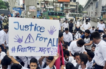 ছাত্র মৃত্যুর ঘটনায় ফার্মগেটে শিক্ষার্থীদের সড়ক অবরোধ