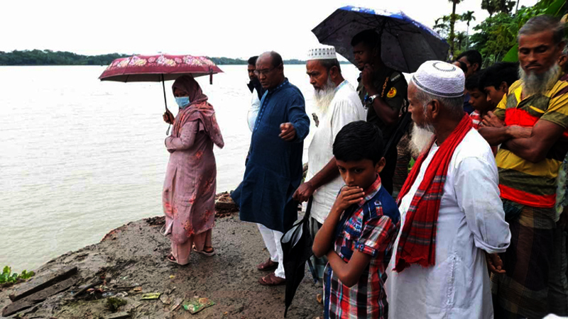 মুহূর্তেই বিশখালী নদীতে বিলীন ৬ দোকান