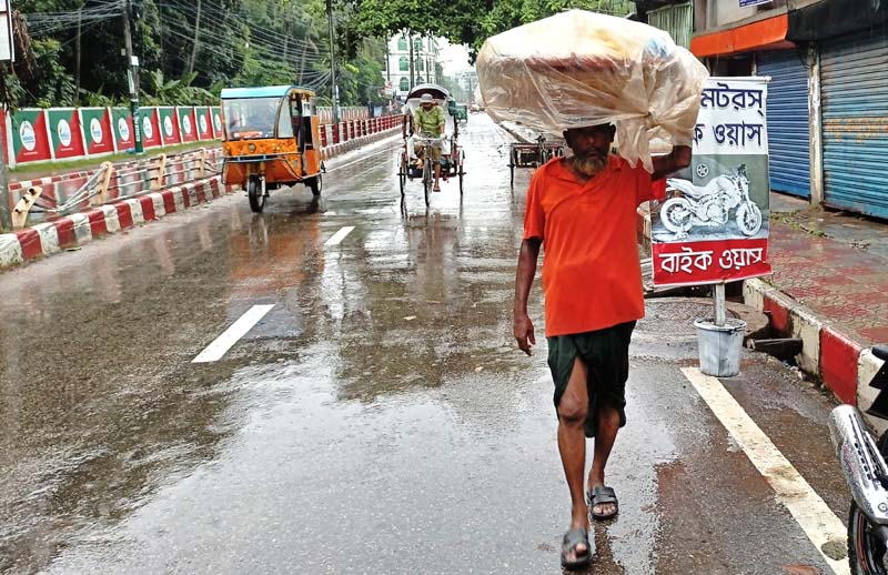 বরিশালে টানা তিনদিনের বৃস্টিতে জনজীবন বিপর্যস্ত