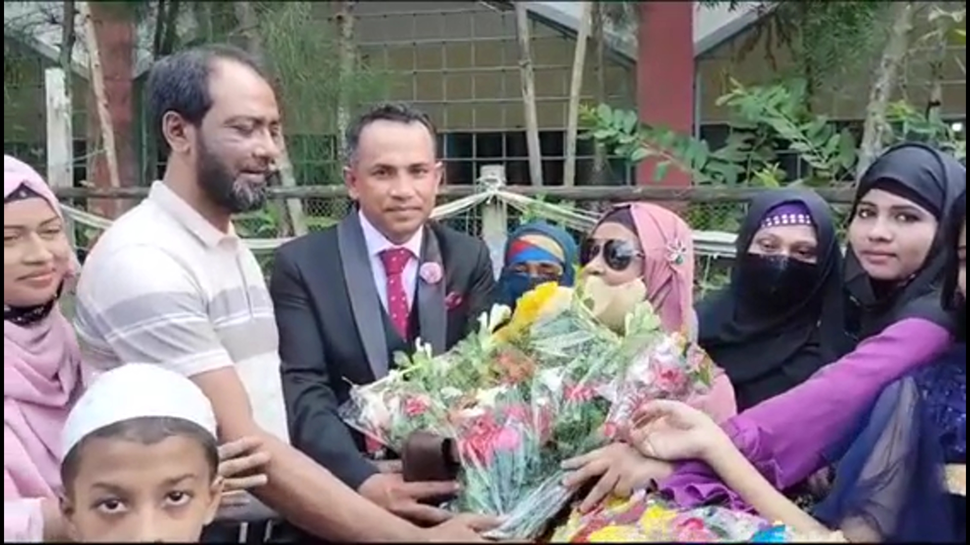 হেলিকপ্টারে বাড়ি ফিরলেন দক্ষিণ আফ্রিকা প্রবাসী