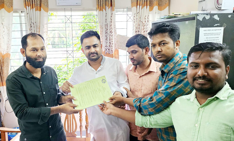 বরিশাল জেলা পরিষদ নির্বাচনে তরুণ ব্যবসায়ী খান মেহেদী হাসান'র মনোনয়ন সংগ্রহ