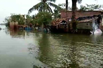 টানা বৃষ্টিতে সুন্দরবনের বিস্তীর্ণ অঞ্চল প্লাবিত