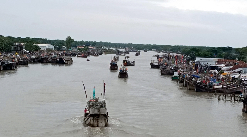 ইলিশের খোঁজে সমুদ্রে ছুটছেন জেলেরা